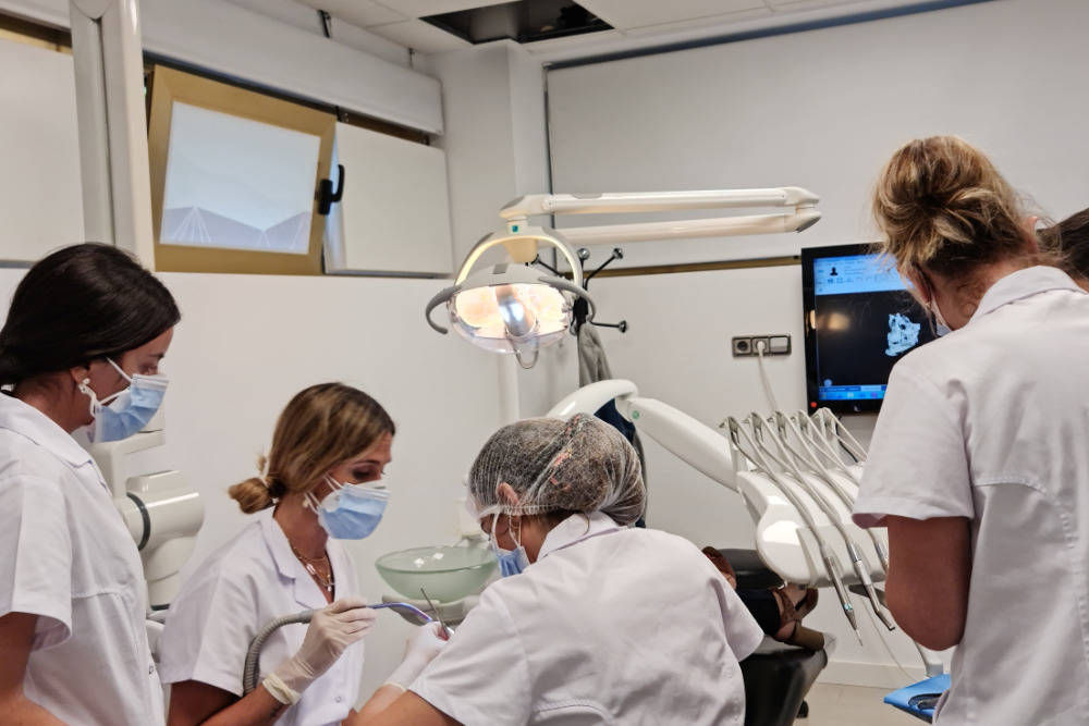 CURSO DE CIRUGÍA MUCOGINGIVAL SOBRE DIENTES E IMPLANTES EN EL DÍA A DÍA CON PRÁCTICAS EN PACIENTES